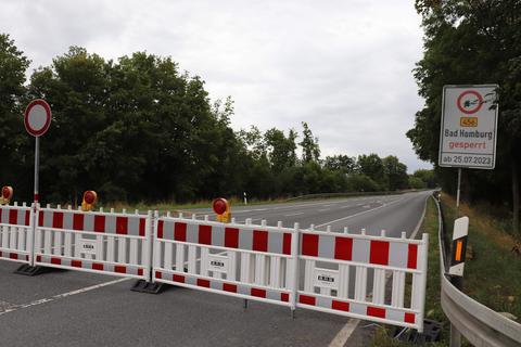 Nichts geht mehr: Die Bundesstraße B456 ist wegen Sanierungsarbeiten der Brücke bei Möttau in Richtung Bad Homburg voll gesperrt.