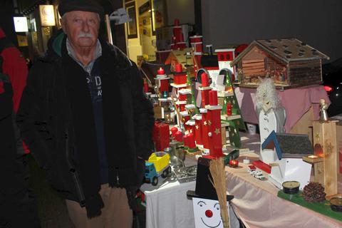 Wie schon 2018 wird Otto Krick  aus Weilmünster auch in diesem Jahr auf dem Weihnachtsmarkt seine aus Holz hergestellt Handwerkskunst anbieten. Archivfoto: Dorothee Henche