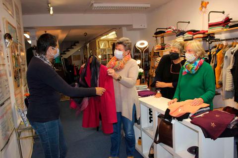 Das Team von Charity im Frauenzimmer Weilmünster engagiert sich ehrenamtlich und verkauft gespendete Mode, um mit dem Erlös gemeinnützige Zwecke zu unterstützen.  Foto: Dorothee Henche 