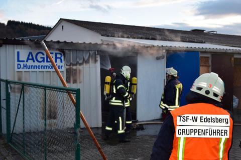 Einsatz mit Atemschutz: Feuerwehrleute löschen die Lagerhalle in Edeslberg.  Foto: Harald Höhnel 