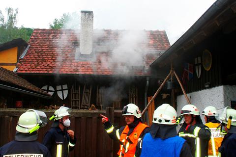 Glücklicherweise wurde bei dem Feuer am Sonntag in Kleinweinbach niemand verletzt.   Foto: Manuel Kapp 