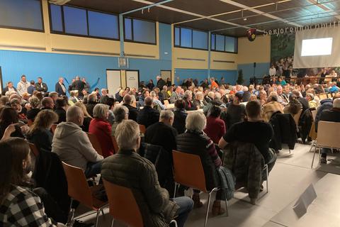 Volles Haus in Weinbach: Etwa 400 Menschen sind zur Infoveranstaltung der Gemeinde gekommen. Es geht um die Unterbringung von geflüchteten Menschen.