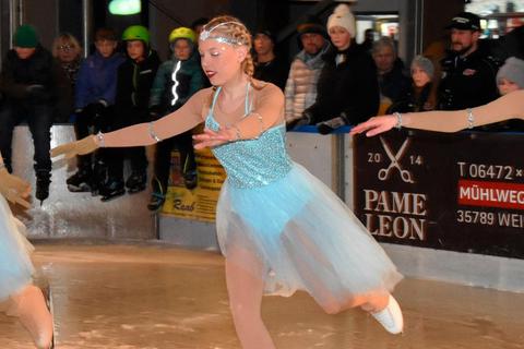 Wunderschöne Vorführungen zeigten die Eiskunsttänzerinnen bei der diesjährigen Eröffnung der Eisbahn in Weilmünster. © Margit Bach