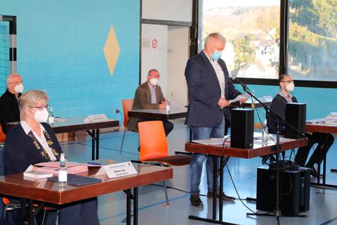 Nach seiner Wahl zum Vorsitzenden der Gemeindevertretung übernahm Stephan May (stehend) die Leitung der konstituierenden Sitzung des neuen Weinbacher Gemeindeparlaments, die diesmal in der Mehrzweckhalle stattfand.     Foto:Jürgen Vetter 