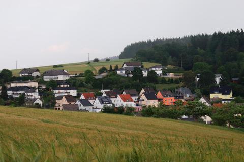 Die Wohnhäuser in Weinbach liegen sehr idyllisch. Doch die Gemeinde hat jetzt die Erhöhung der Grundsteuer beschlossen, um ihr Haushaltsdefizit auszugleichen. Foto: Dorothee Henche 
