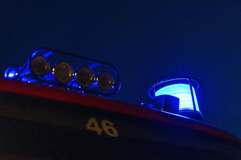 Das Blaulicht leuchtet auf dem Dach eines Feuerwehrfahrzeugs.