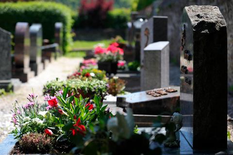 Blick auf den Weinbacher Friedhof. Dort und auf den anderen Friedhöfen der Gemeinde könnten Beerdigungen teurer werden. Um Einnahmeverluste durch die Pandemie auszugleichen, muss die Gemeinde jetzt an vielen Stellen sparen. Die Bestattungsgebühren könnten sich deshalb deutlich erhöhen.  Foto: Jürgen Vetter 