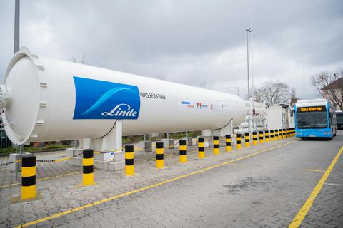 So kann es aussehen – die Wasserstofftankstelle in Wiesbaden: Auf dem Betriebsgelände der ESWE Verkehrsbetriebe ist die Tankstelle 2020 in Betrieb gegangen. Archivfoto: dpa/Andreas Arnold