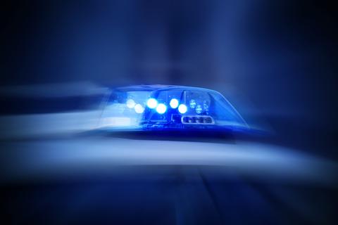 Ein eingeschaltetes Blaulicht auf einem Polizeiauto. Foto: pattilabelle - stock.adobe