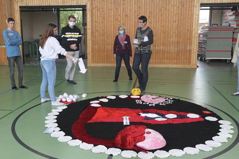 Auf dem zweiten Blick erkennt man das Abbild einer Gebärmutter mit Eierstöcken. Mit dem „Verhütungsspiel“ soll den Schülern der Zusammenhang von Fruchtbarkeit und Verhütung näher gebracht werden. Foto: hbz/Jörg Henkel