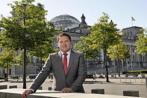 Da war die Welt noch in Ordnung. Marcus Held vor dem Reichstagsgebäude in Berlin. Foto: DBT/Stella van Saldern