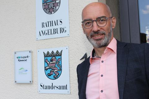 Jörg Schwarz an seinem neuen Arbeitsplatz. Am Donnerstag hat er das Bürgermeisteramt in Angelburg offiziell übernommen.