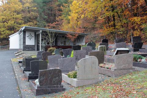 Die Gemeinde Steffenberg hat die Friedhofsordnung überarbeitet. Das Einebnen der Gräber muss nun schon beim Erwerb bezahlt werden. Foto: Hartmut Bünger 