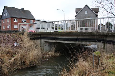 Zahlreiche Brücken im Angelburger Gemeindegebiet haben bei einer Begehung schlechte Noten bekommen. Das zugehörige Gutachten hat die Verwaltung nicht weitergegeben. Unser Bild entstand an "Schmidts Brücke" in Gönnern.