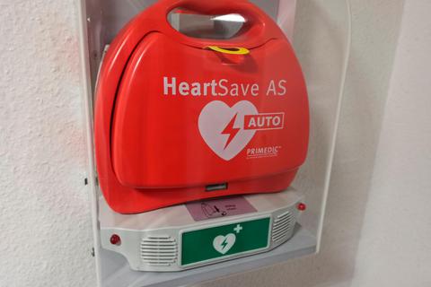 Defibrillatoren können im Ernstfall Leben retten. Immer mehr hängen an öffentlichen Plätzen. © VRM