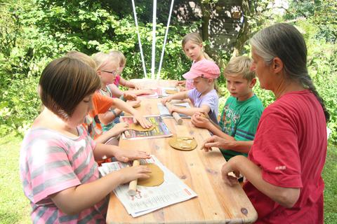 Ulla Bremer weiht die Kinder auch diesmal wieder während der Ferienspiele in die Kunst des Töpferns ein. Insgesamt gibt es im Programm 15 verschiedene Aktivitäten.
