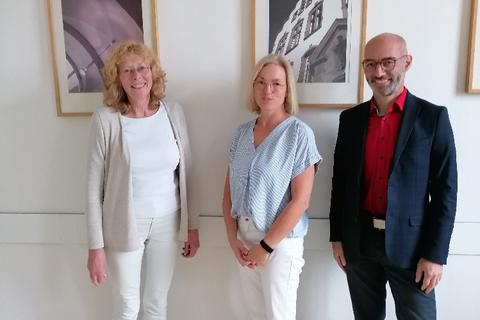 Die Direktorin des Amtsgerichts Biedenkopf, Jutta Dreisbach (links) und Angelburgs Bürgermeister Jörg Schwarz (parteilos) gratulieren Michaela Reh zur Ernennung zur stellvertretenden Ortsgerichtsvorsteherin des Ortsgerichts Angelburg II. 
