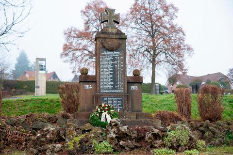 Am Ehrenmal auf dem Friedhof in Gönnern soll weiterhin der Opfer von Krieg und Vertreibung gedacht werden. © Adel