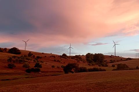 Die Lahn-Dill-Bergland Energie möchte die drei Windräder zwischen Lixfeld und Hirzenhain zurückbauen und an ihrer Stelle eine zwei Hektar große PV-Freiflächenanlage errichten. Foto: Sascha Valentin 