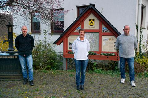 Jens Aßmann (v.l.), Waltraud Riehl und Thorsten Grob leiten als Dernbacher Ortsbeirat zukünftig die Geschicke des Bad Endbacher Ortsteils. Foto: Peter Piplies 
