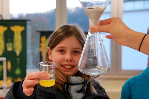 Wie farblose Limonade aussieht, erfahren die Besucher in der Chemie, wo die Schüler dem Softdrink seine Farbe entziehen. © Sascha Valentin