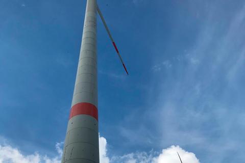 Bad Endbacher Windräder: Vorübergehend musste die Fernüberwachung per Satellit durch Sichtkontrollen vor Ort ersetzt werden. Foto: Regina Tauer 