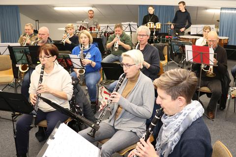 Die Instrumentalisten des Musikvereins Bad Endbach absolvieren Extraschichten in ihrem Probenraum, um sich auf das Neujahrskonzert in Gladenbach vorzubereiten.