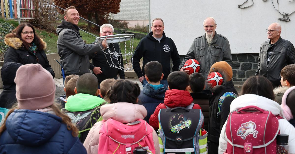 -Roadrunner-spenden-an-die-Berglandschule