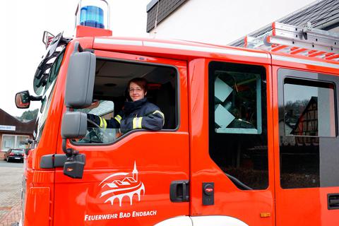 Seit 1993 ist Claudia Rink in der Feuerwehr aktiv - zuerst in der Jugendfeuerwehr und seit 2000 in der Einsatzabteilung. Vor zwei Jahren hat sie den Lkw-Führerschein gemacht, damit sie auch die großen Einsatzfahrzeuge bewegen darf. Foto: Peter Piplies 