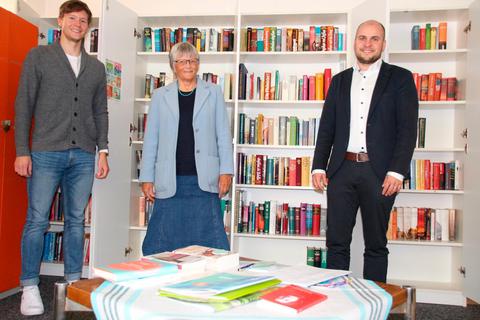Freuen sich über die Wiedereröffnung der Bibliothek im Bürgerhaus in Endbach: Johannes Gruber (v.l.), Dagmar Jäckel und Bürgermeister Julian Schweitzer. Foto: Sascha Valentin 