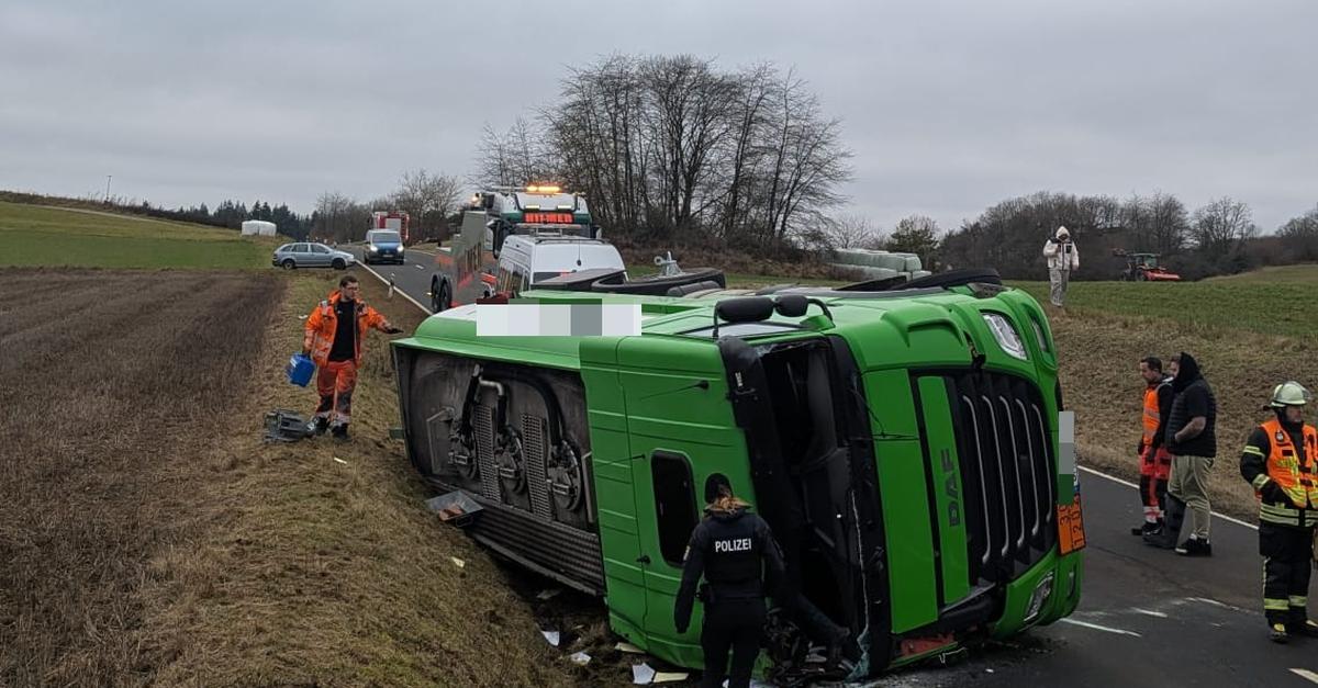Tanklaster-landet-zwischen-Eisemroth-und-Hartenrod-im-Graben