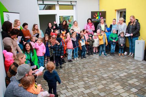 Mit einem Lied empfangen die "Wunderland"-Kinder ihre Gäste auf dem Innenhof des Kindergartenanbaus. Foto: Sascha Valentin 