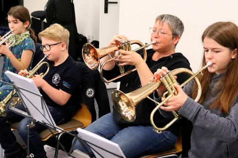 Wenn der Musikverein Bad Endbach die Power-Ballade "Let it go" aus dem Film "Die Eiskönigin" anstimmt, sind auch die jungen Akteure aus dem Jugendorchester im Einsatz.  Foto: Michael Tietz 