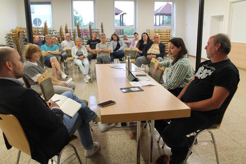 Bürgermeister Julian Schweitzer (links) und der Ortsbeirat diskutierten anstehende Fragen mit den Bürgern und speziell auch das Thema „Nahwärmeversorgung“. 