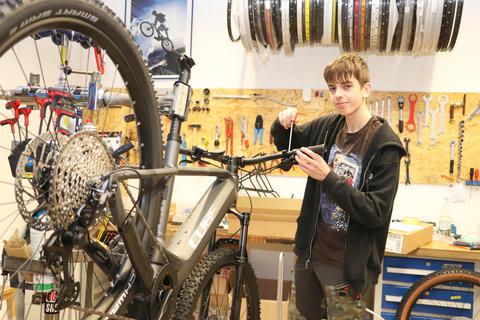 Fahrradfahren und Schrauben sind seine Hobbys: Michel Dudenhöfer kann diese Erfahrungen für sein Praktikum verknüpfen. Der Schüler ist begeistert von der Arbeit im Bad Endbacher Betrieb "Hipf Race Bike".