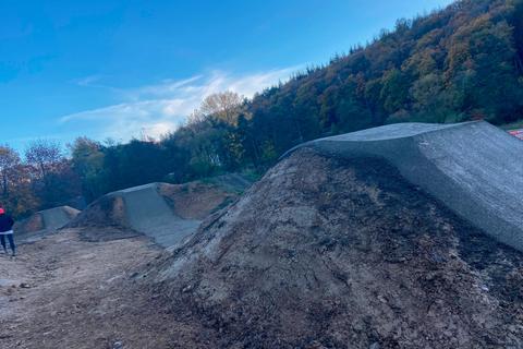Ein neu gebauter Übungspark und die komplett überarbeiteten Flowtrail-Abfahrten warten auf die Mountainbiker in Bad Endbach. © Flowtrail Bad Endbach/FSC Bad Endbach
