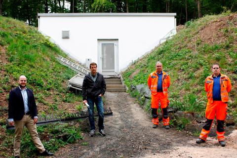 Der Hochbehälter wird saniert. Bürgermeister Julian Schweitzer (v.l.), Tiefbauamtsleiter Christof Debus und die Wassermeister Jochen Müller und Stephan Lang erklären das Projekt.  Foto: Regina Tauer 