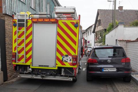 Zugeparkte Straßen sind ein Albtraum für Feuerwehr und Rettungskräfte. In Bad Endbach sollen jetzt die Schrauben bei der Stellplatzsatzung noch einmal nachgezogen werden. Symbolfoto: Volker Dziemballa  