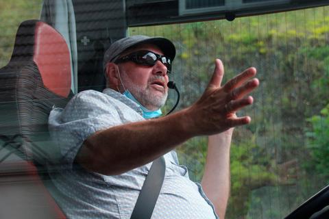 Auf der Ausbildungsfahrt durch den Naturpark weist Jörg Wegerhoff die Teilnehmer auf die Besonderheiten entlang der Strecke hin. Diese Aufgabe müssen die Busgästeführer künftig selbst übernehmen.  Foto: Sascha Valentin 
