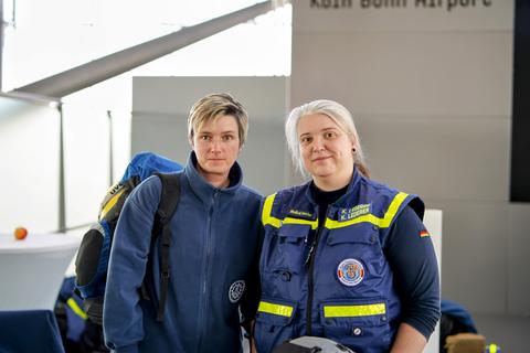 Yvonne Ozek (links) und Katharina Lederer vom THW Biedenkopf auf dem Weg ins Erdbebengebiet in die Türkei. 