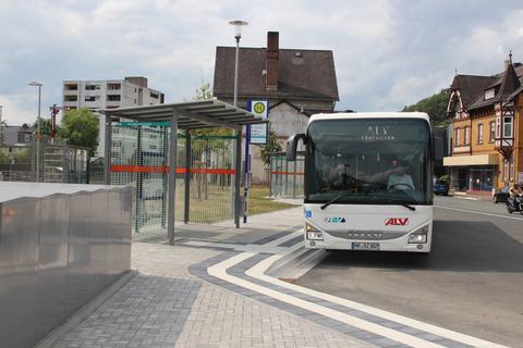 Der neue Busbahnhof in Biedenkopf ist fertig. Zwei Busbuchten mit Wartehäuschen sind direkt neben dem Biedenkopfer Bahnhof entstanden. In unmittelbarer Nähe hat die Stadt Biedenkopf auch noch eine Park-&-Ride-Anlage mit Stellplätzen für Autos, Motorräder und Fahrräder sowie Ladestationen für E-Autos und E-Bikes gebaut. Insgesamt hat die Stadt 2,75 Millionen Euro investiert.