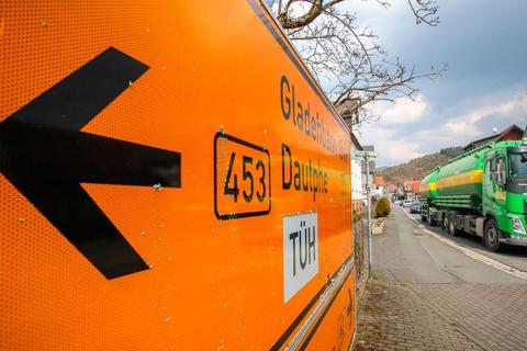 Ausweg Umgehungsstraße: Täglich quälen sich Tausende Fahrzeuge über die B 62 durch den Biedenkopfer Stadtteil Eckelshausen. Die Vorarbeiten zum Bau der Umgehungsstraße schreiten voran. Foto: Thorsten Richter 