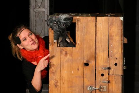 Birte Hebold präsentiert den Kindern in Biedenkopf ein fantasievolles Theaterstück um den Piratenkapitän Knitterbart. © Sascha Valentin