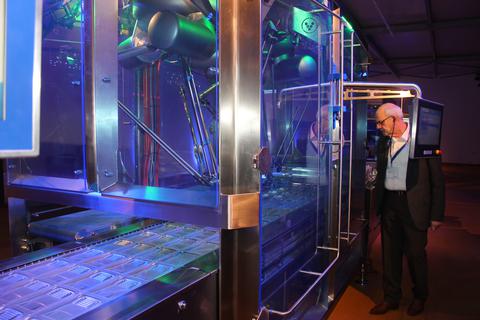 Vollautomatisiert und robotergestützt: Die Maschinen im neuen "XLAB" in Wallau beeindrucken die Besucher bei der Eröffnungsfeier am 20. März 2023. Die Firma GEA Food Solution hat zwei Millionen Euro in das neue Technologiezentrum an seinem Standort Wallau investiert.