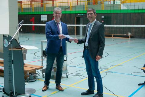 Ulrich Müller (l.) beauftragt im Namen des Staatlichen Schulamtes Holger Leinweber mit der kommissarischen Leitung der Beruflichen Schulen in Biedenkopf.  Foto: Matthias Kamm 