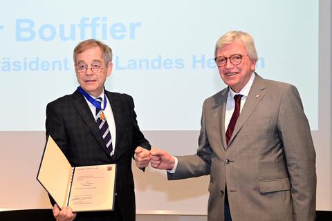 Ministerpräsident Volker Bouffier (r.) überreicht Eberhard Flammer den Hessischen Verdienstorden.  Foto: HIHK 