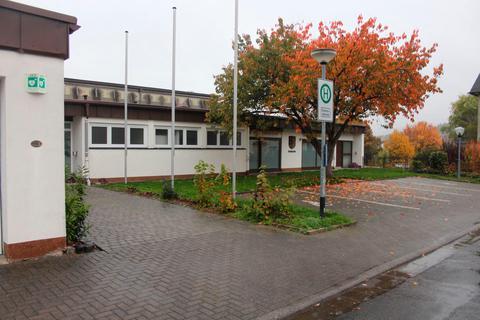 Einen Teil der Grünfläche vor dem Bürgerhaus wollen die Breidensteiner pflastern. Ziel ist, die Fläche besser für Veranstaltungen nutzen zu können. Die Breidensteiner haben Spenden gesammelt und wollen die Pflasterarbeiten selbst machen. Aber sie brauchen auch die Hilfe des Bauhofs und Material von der Stadt. Doch die Stadt sieht keinen finanziellen Spielraum für das Projekt. © Susan Abbe