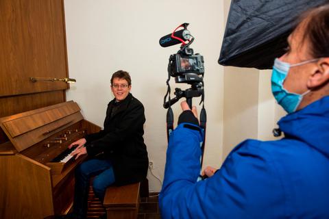 Die Kirchenmusiker im Dekanat Biedenkopf/Gladenbach wechseln sich bei der Vorstellung der Orgeln ab. Diesmal moderiert Kantor Johann Lieberknecht, Rut Hilgenberg steht hinter der Kamera.  Foto: Mark Adel 