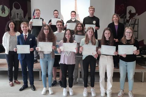 Zwölf Schülerinnen und Schüler der Biedenkopfer Lahntalschule haben ihr DELF-Diplom erreicht und aus den Händen von Schulleiterin Schäfer-Jarosz (oben, r.) und Französischlehrerin Astrid Dülfer (l.) erhalten.