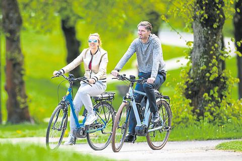 Die Touristinformation Biedenkopf soll für interessierte Gäste den Kontakt zu heimischen Firmen, die E-Bikes verleihen, herstellen. Symbolfoto: Tobias Hase/dpa 